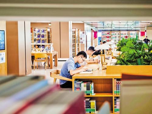 7月26日，市民在雄安图书馆阅读。