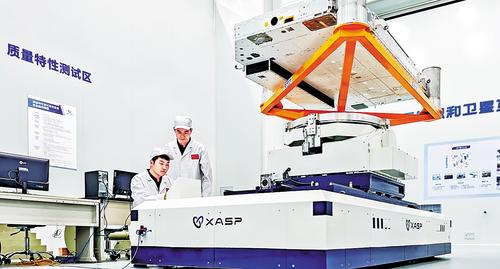 创新热潮在雄安新区奔涌不息。图为雄安新区科创中心中试基地卫星共享智造中心工作人员近日在调试设备。