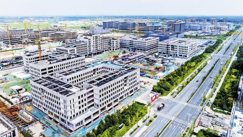 目前，首批4所疏解高校雄安校区正加速建设。图为近日拍摄的北京科技大学雄安校区建设现场。