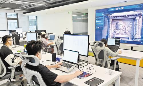 近日，雄安人工智能产业园雄安华清智言科技有限公司，技术人员正进行雕刻行业AI设计智能体的测试工作。本报记者 刘光昱摄