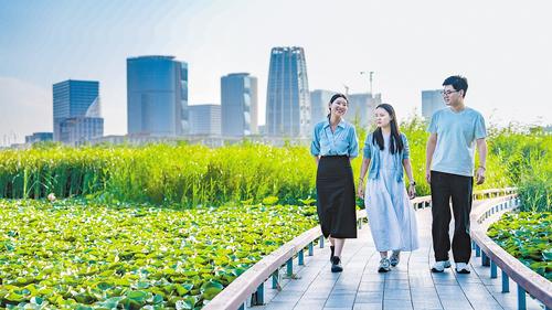 7月30日傍晚，疏解企业工作人员在雄安新区中央绿谷公园休闲散步。本报记者 李畅摄