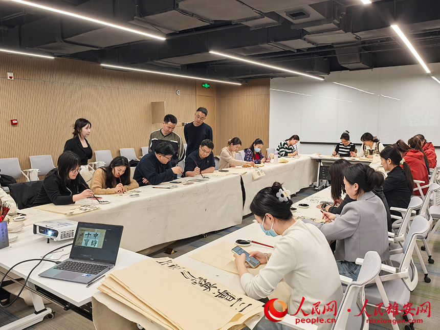 雄安青年夜校里，学员正在上书法课。人民网记者 王红摄