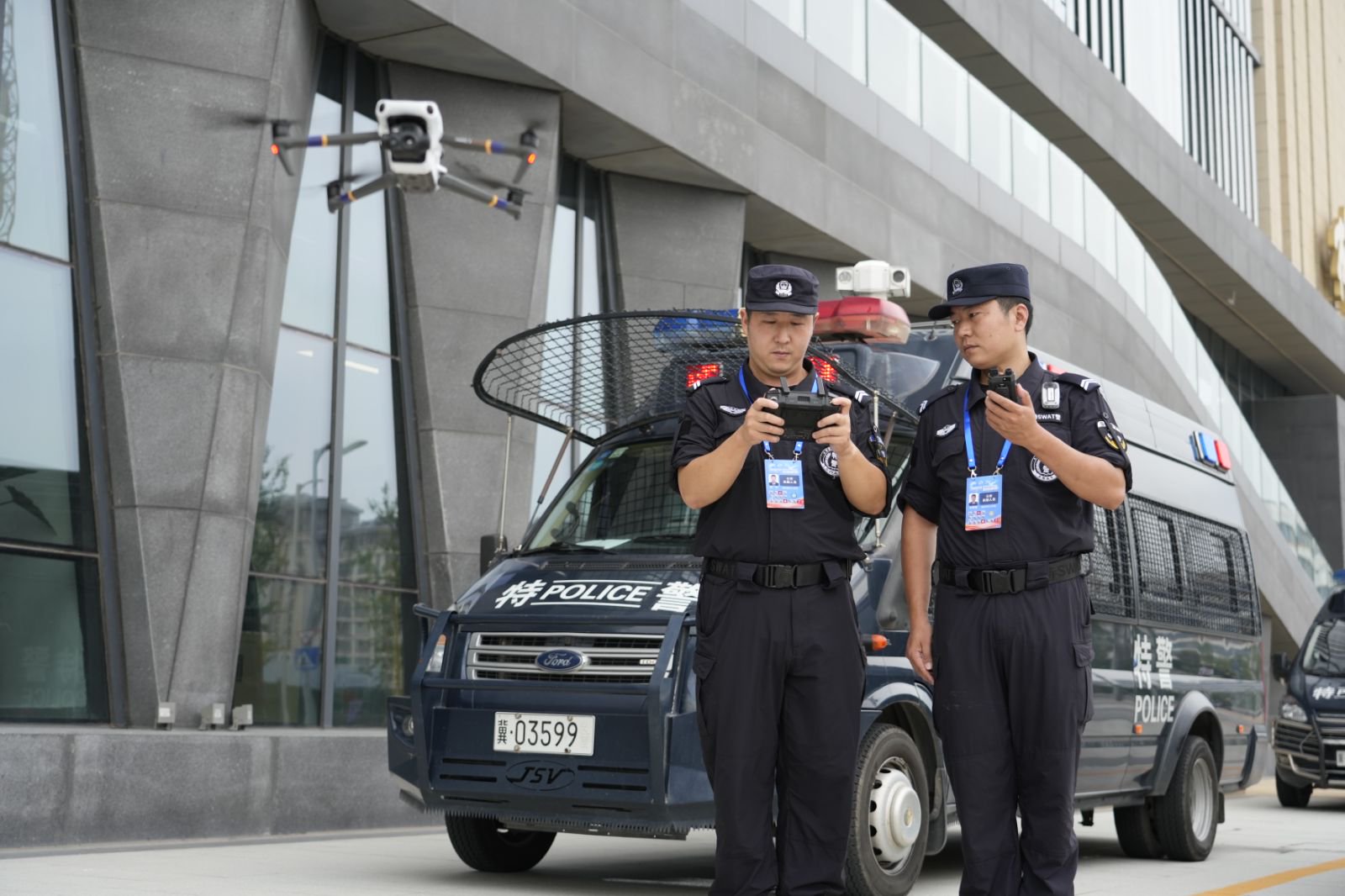 赛场外，民辅警通过警用无人机开展空中巡查，发布安全提示。雄安新区公安局供图
