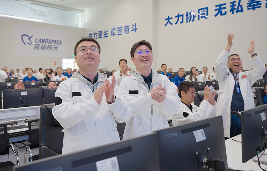 工作人员庆祝发射成功。鸿擎科技供图
