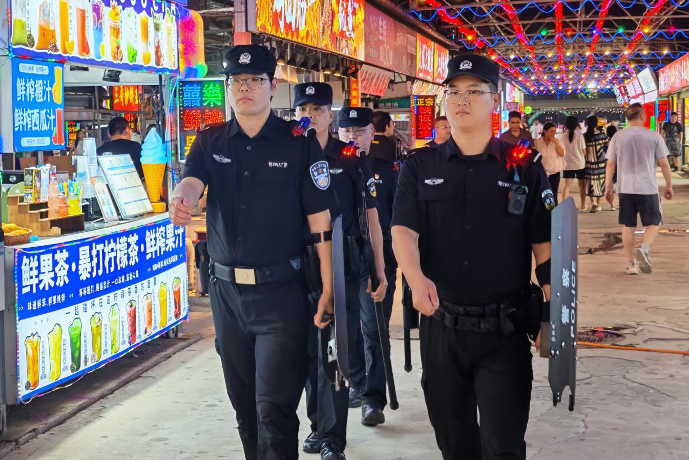 容城县公安局特巡警大队民辅警在容城县谷丰夜市巡逻。雄安新区公安局供图