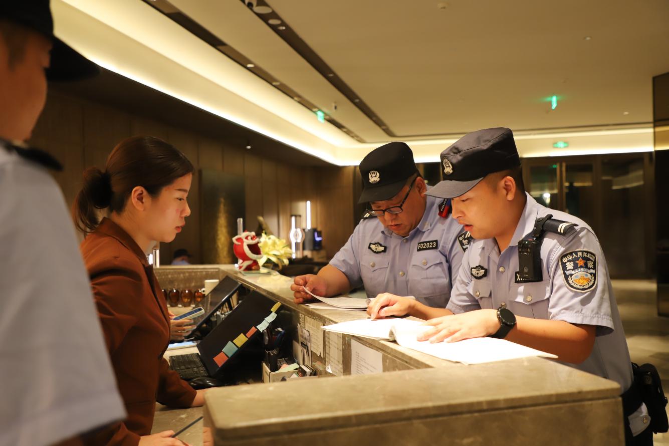 雄县公安局兴易路派出所民辅警对辖区行业场所进行清查。雄安新区公安局供图
