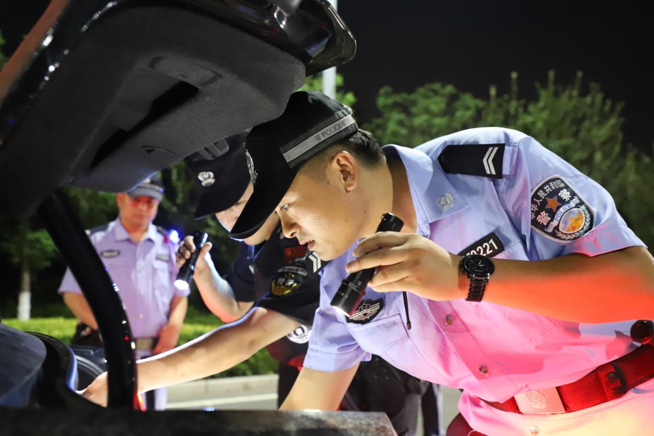 雄县公安局龙湾派出所民辅警对途经车辆进行安全检查。雄安新区公安局供图
