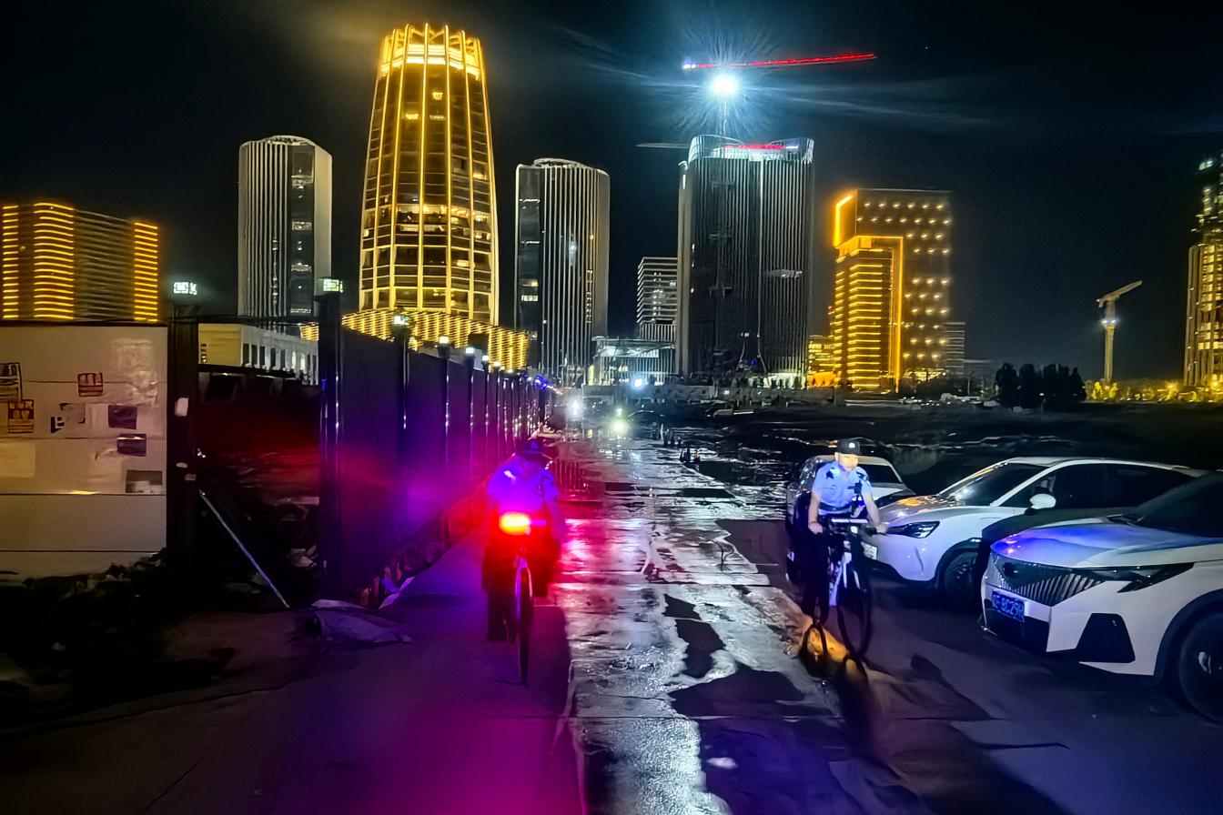 新建片区公安分局博远路派出所民警在启动区重点项目工地巡逻。雄安新区公安局供图