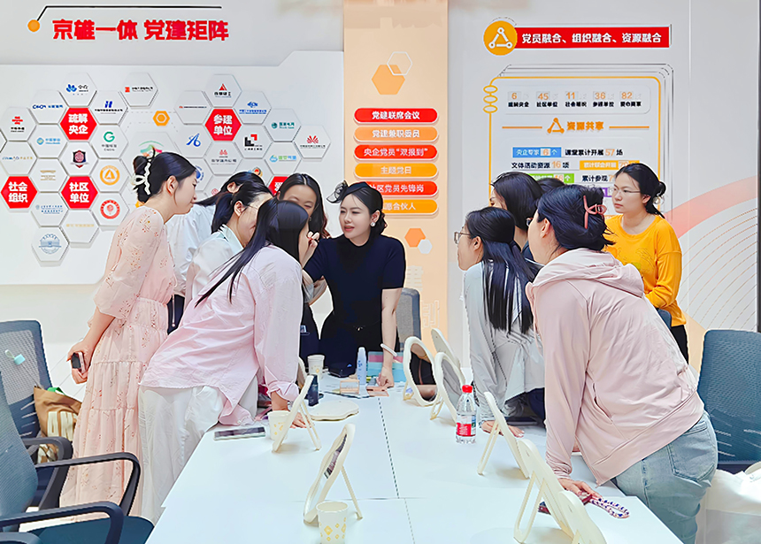 美妆课上学员们正在认真学习。雄安新区易安社区党群工作中心供图