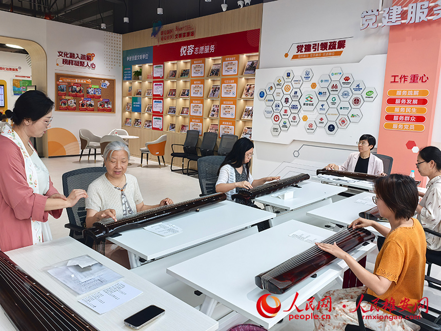 易安社区居民正在上古琴课。人民网记者 王红摄