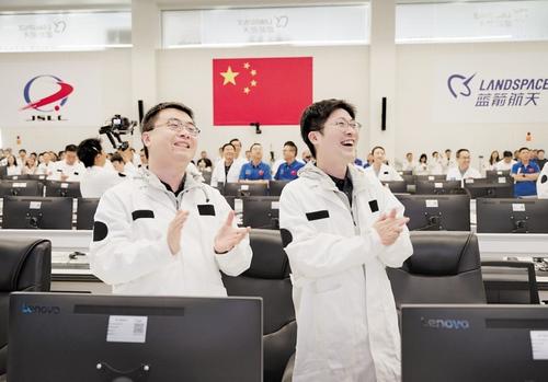 8月19日，东风商业航天创新试验区，北京蓝箭鸿擎科技有限公司工作人员正在庆祝“雄安一号”发射成功。鸿擎科技供图