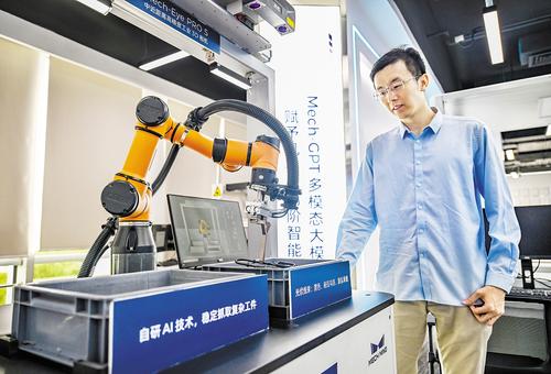 8月29日，梅卡曼德（雄安）机器人科技股份有限公司创始人兼CEO邵天兰在操控工业机器手臂。本报记者 李东宇摄