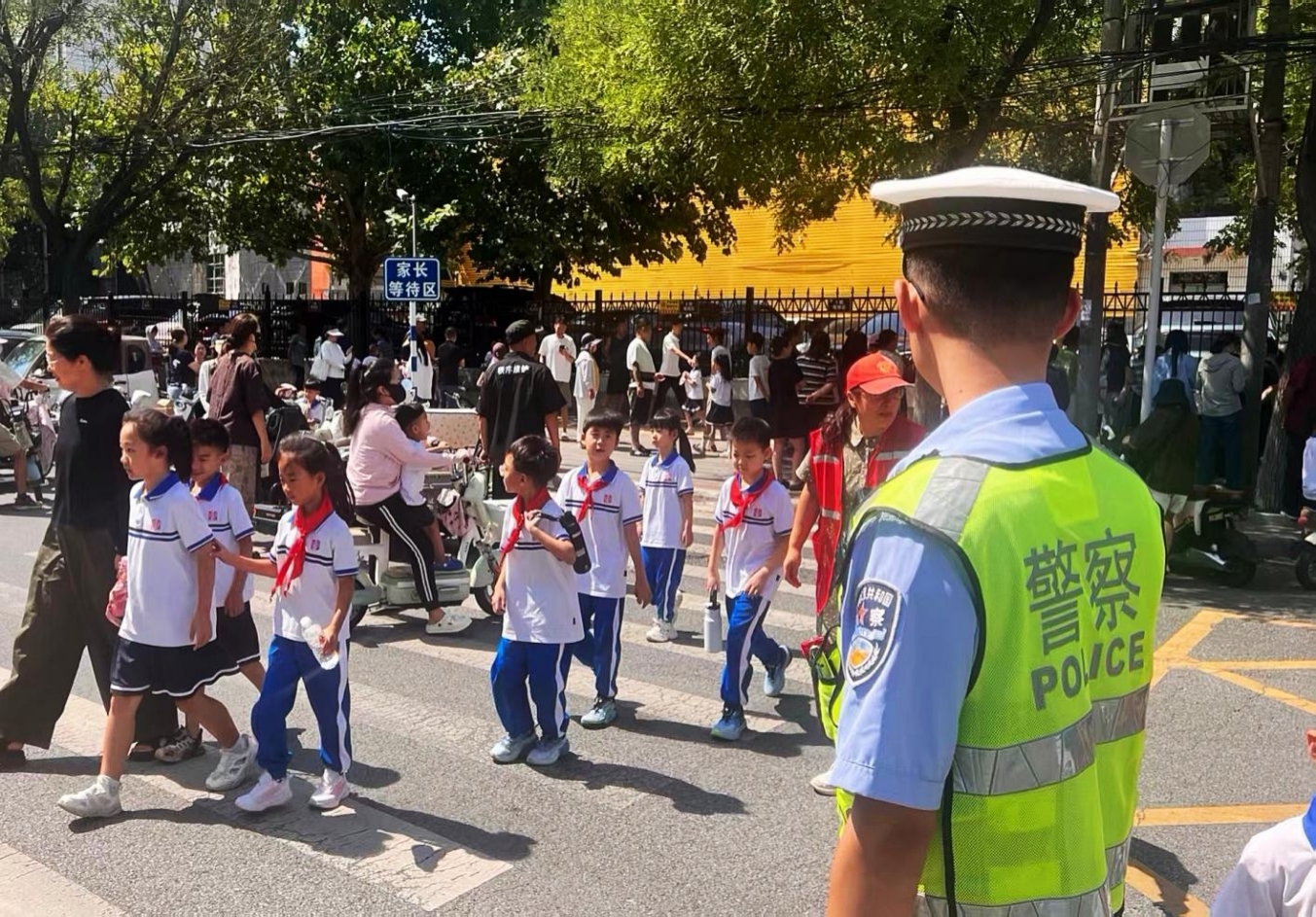 雄县公安局交警大队民警在幼儿园门口开展护校勤务工作。雄安新区公安局供图