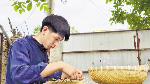 近日，李程在编织茶篓。李程供图