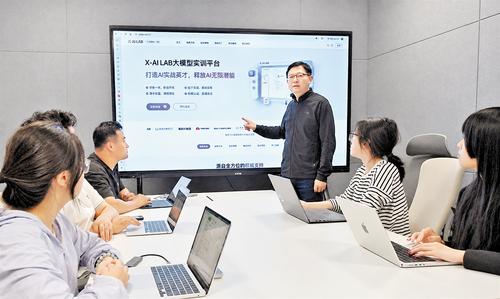 9月9日，雄安人工智能产业园，华清智言科技有限公司创始人兼董事长李强（右三）与同事探讨大模型实训平台研发计划。本报记者 刘光昱摄