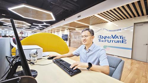 9月2日，雄安新区中关村科技园雨林空间OPC社区内，河北雄安极栈信息科技有限公司负责人毛亮，正在为公司开发的跑步应用“跑栈”进行数据测试。本报记者 曹铮摄