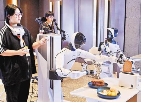 9月11日，2026年中国国际服务贸易交易会雄安数字贸易创新发展大会数字贸易成果展示区，工作人员对具身智能机器人进行数据采集。本报记者 刘光昱摄