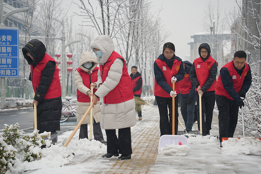 “有事找冯姐”服务团队清扫积雪。大唐置业供图