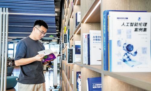 9月11日，杨宏伟在社区图书角查阅资料。