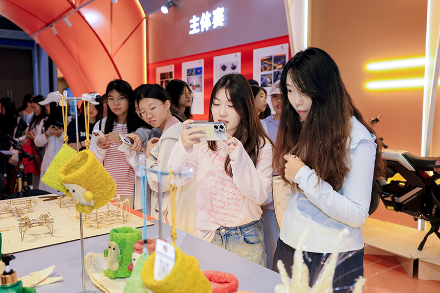 河北智造·集群焕新展区，游客参观拍照。主办方供图