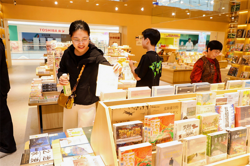 国庆假期,雄安新区市民在书店挑选书籍。雄安集团城发公司供图