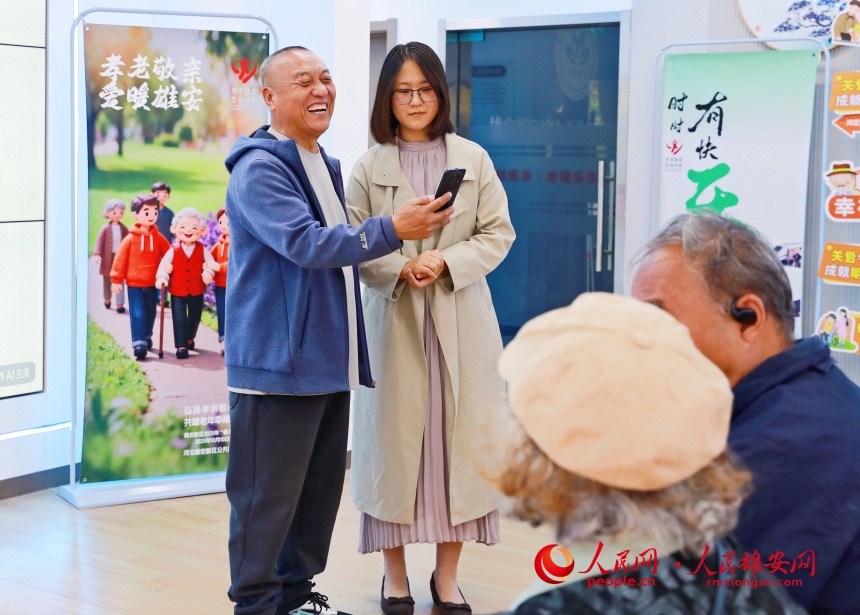 工作人员手把手教老人使用AI助手。人民网记者 宋烨文摄
