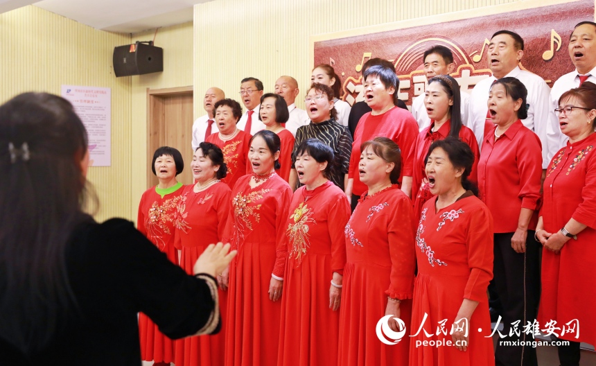 罗河社区在容东综合文化活动中心举办“重阳特别节目·感恩父母”主题活动。人民网记者 宋烨文摄