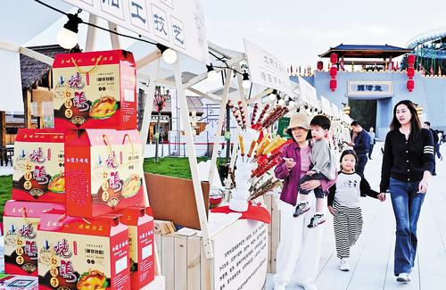 10月15日，游客在雄山公园游园。当日，第五届雄安·雄州文化艺术节开幕。