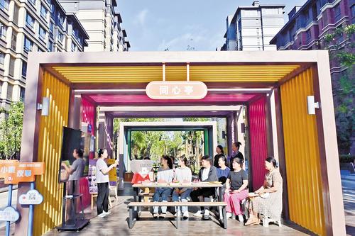近日，雄安新区南文社区弘文花园小区的“同心亭”内，社区工作者、居民、物业工作人员等在共同议事。本报记者 刘光昱摄