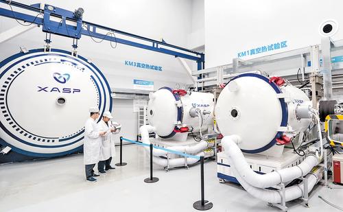 10月12日，技术人员正在进行试验前准备工作。雄安卫星AIT（总装、集成、测试）中心集研发、制造、测试于一体，可共线生产、测试多型号商业卫星。本报记者 李东宇摄