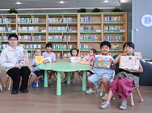 雄安图书馆开馆以来，特色阅读品牌活动接连落地，书香正成为未来之城最日常的底色。杨亚文摄