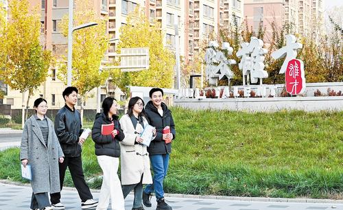 近日，雄安新区容东片区街头，前往雄才大厦咨询人才政策的年轻人在进行政策信息交流。本报记者 刘光昱摄