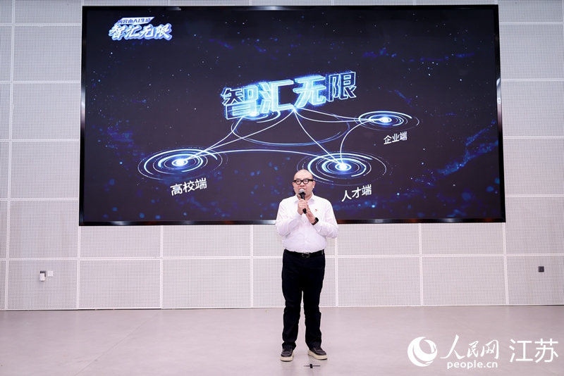 江苏文创文化发展有限公司副总经理刘海庆做现场宣介。人民网 李昱辰摄