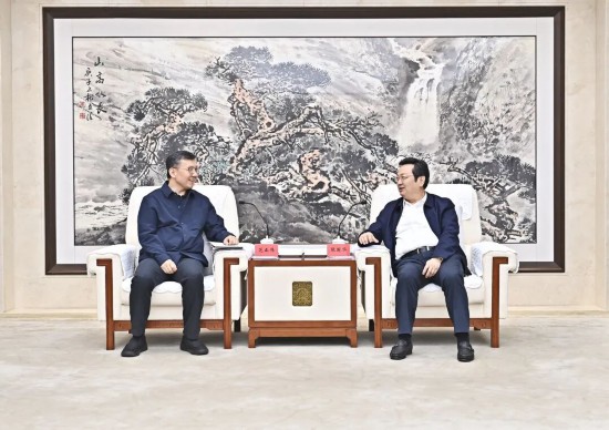 张国华与人民网党委书记、总裁范正伟一行举行工作座谈。刘向阳摄